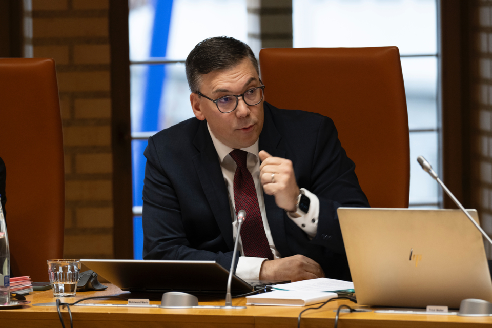 Von der Teflonstrategie des amtierenden Gesundheitsministers zur Vollgas-Vorwärts-Strategie